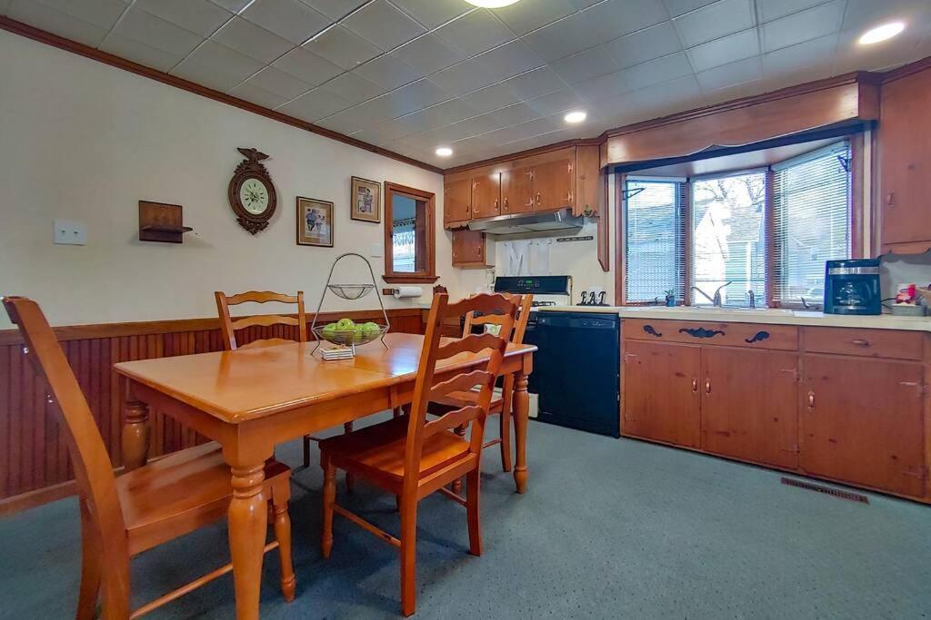 Huge Historic, W/Large Yard & Close To Beach Manistee Eksteriør bilde