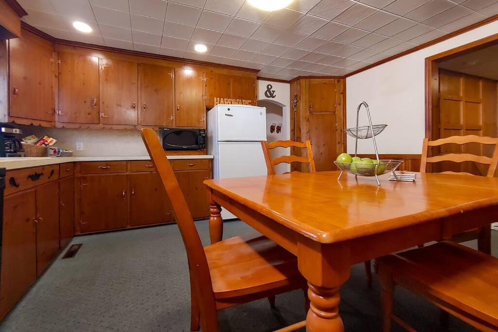 Huge Historic, W/Large Yard & Close To Beach Manistee Eksteriør bilde