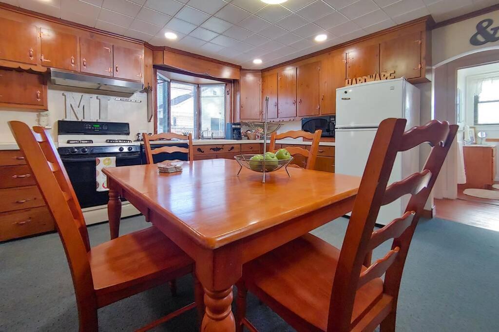 Huge Historic, W/Large Yard & Close To Beach Manistee Eksteriør bilde